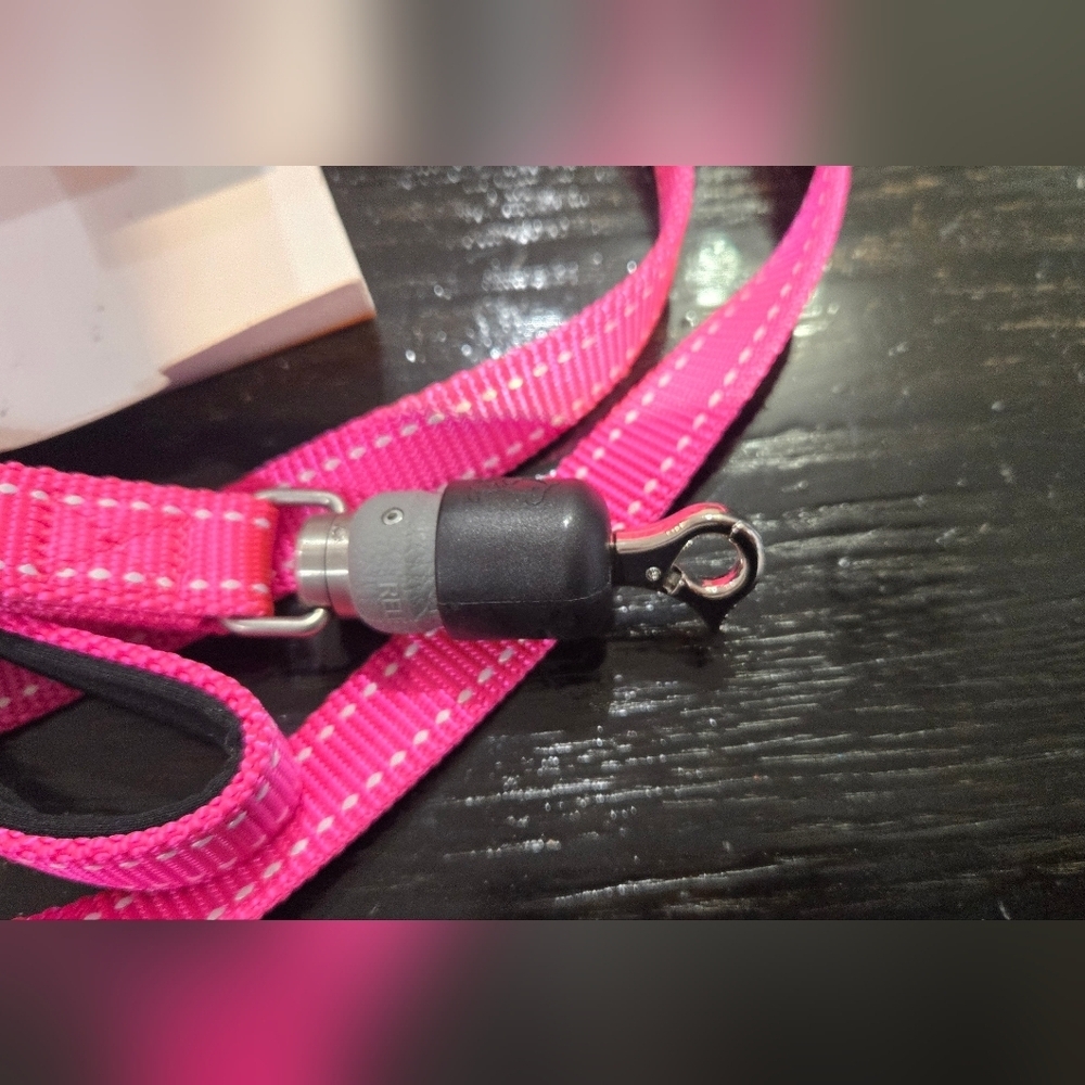 Thundersnap Pink Quick-Connect Dog Leash - Picture 2 of 3